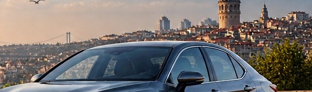 İstanbul manzarası önünde modern otomobil